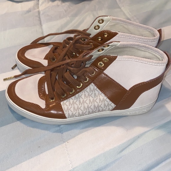 Shoes - Picture 2 of 3